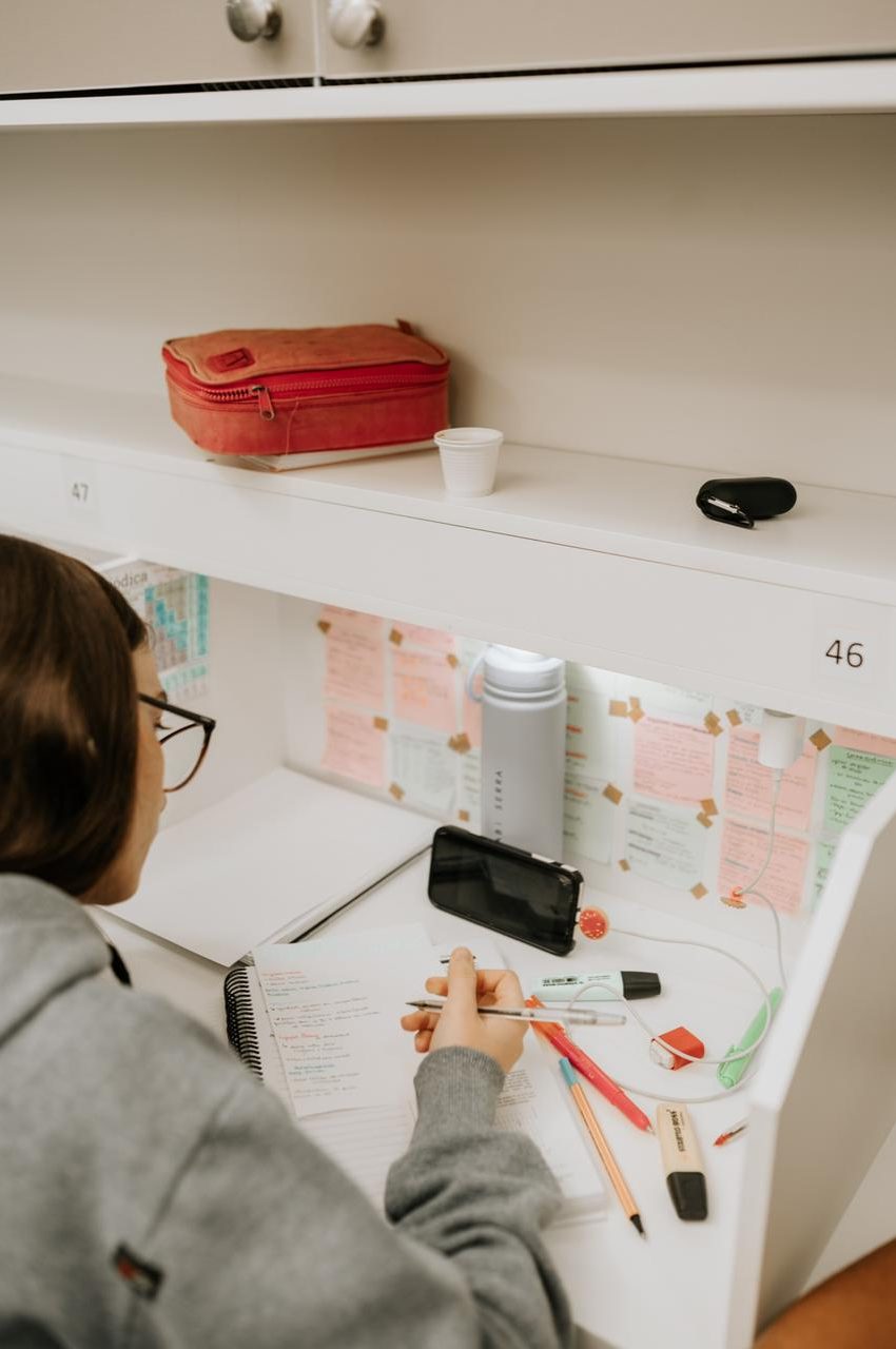 Aluno estudando-C0jQa7CB